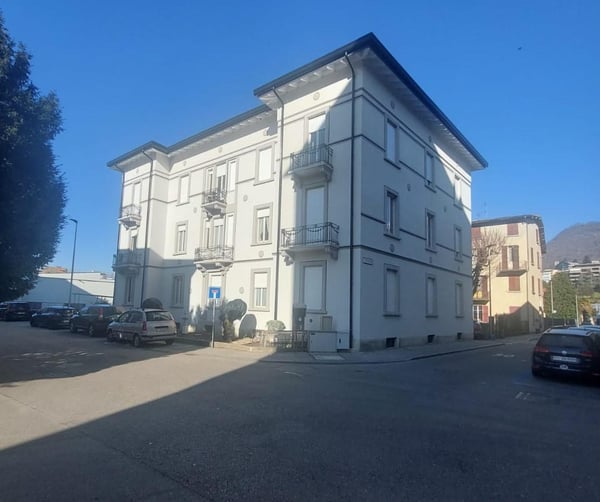 Strategisches Gebäude in Chiasso: mit 5% Rendite ist Ideal für Immobilieninvestitionen. 1