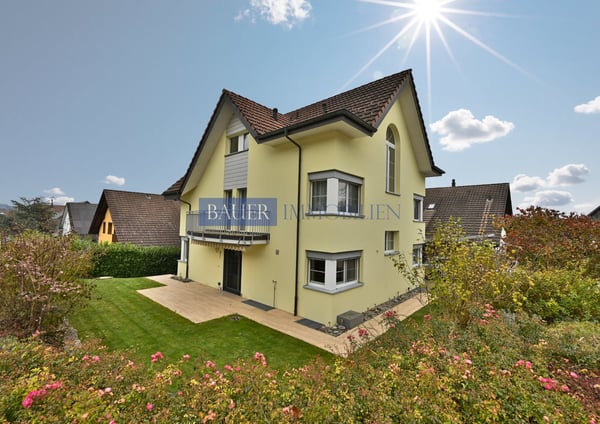 RESERVIERT / Charmantes Einfamilienhaus mit Lift, Garten und Studio – ideal für Generationen