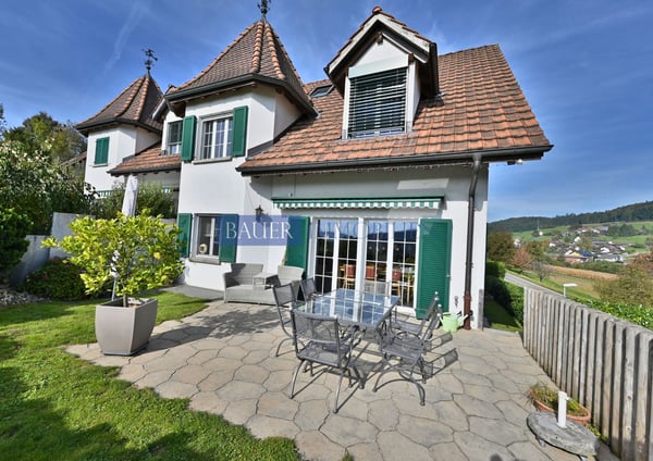 Lichtdurchflutetes Doppeleinfamilienhaus mit Charme, Garten und liebevollen Details 1