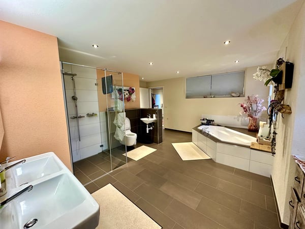 Historisches Zweifamilienhaus mit zwei separaten Einheiten – Wohnen & Arbeiten vereint 11