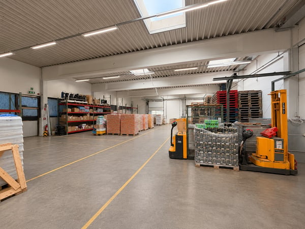 VIELSEITIGE UNTERNEHMENSLIEGENSCHAFT MIT LOGISTIK, BÜROS, BETRIEBSWOHNUNG UND TIEFKÜHLLAGER 9