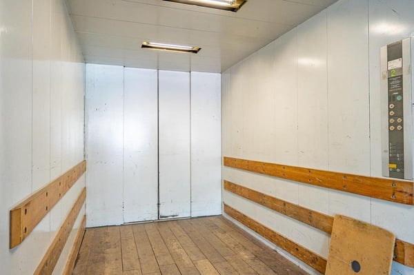 Erdgeschossige Fläche mit gewerblicher Infrastruktur 4