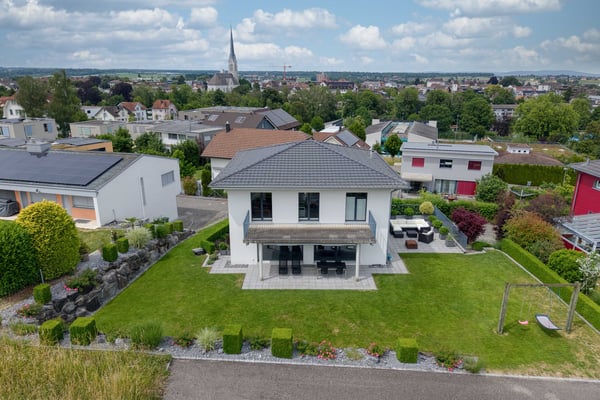 Modernes Einfamilienhaus mit grosser Wohnfläche und Garten in Amriswil 3