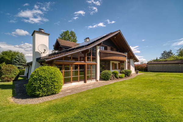 Einfamilienhaus mit sehr grossem Grundstück 1