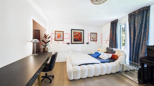 Villa familiale rénovée avec piscine et grand terrain 12