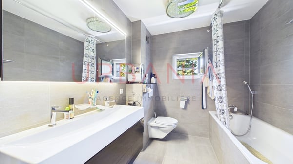 Villa familiale rénovée avec piscine et grand terrain 11