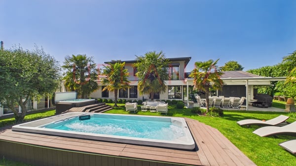 Villa familiale rénovée avec piscine et grand terrain 1