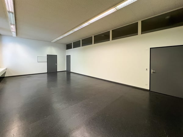 Helles Büro auf dem geschichtsträchtigen Papieri-Areal in BIberist 1