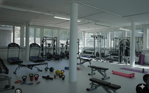 Rez-de-chaussée de 360 m² dans un bâtiment rénové aux Cadolles 6