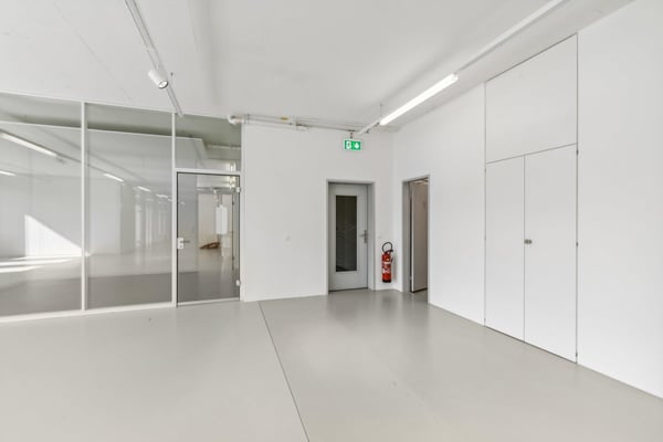 helle Büroräume mit grosszügigem Open Space 3