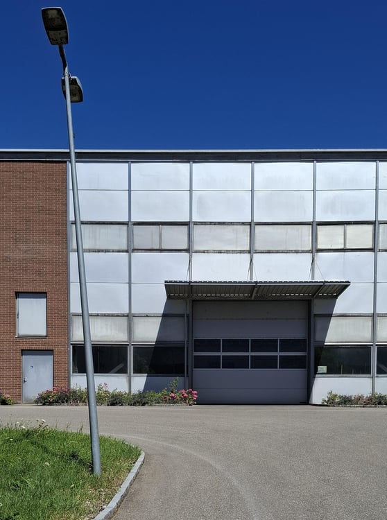 Funktionale Gewerbehalle 861 m2 mit grosser Raumhöhe und Büroeinheit 2