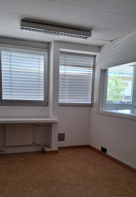 Funktionale Gewerbehalle 861 m2 mit grosser Raumhöhe und Büroeinheit 6