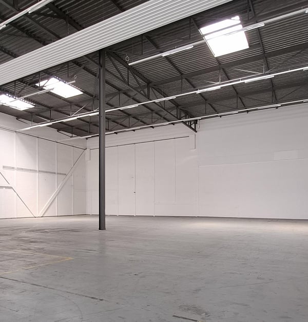 Funktionale Gewerbehalle 861 m2 mit grosser Raumhöhe und Büroeinheit 5