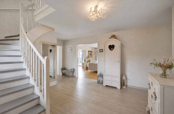 Exclusivité: Maison individuelle de 7.5 pièces               Beau jardin avec piscine 7