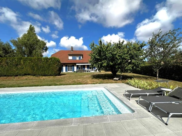 Exclusivité: Maison individuelle de 7.5 pièces               Beau jardin avec piscine 1