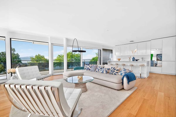 Magnifique 4.5 pièces avec vaste balcon entourant l'appartement 4