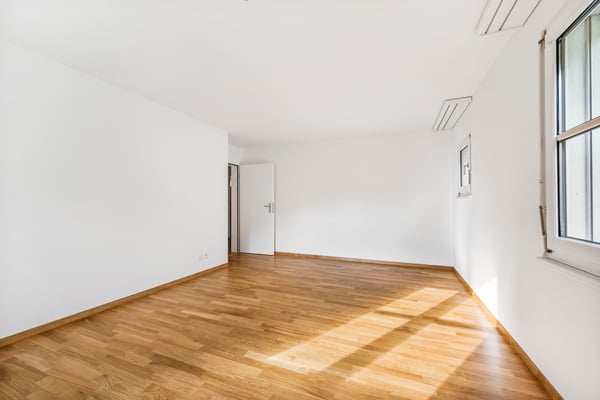 grosszügige und helle Wohnung 2