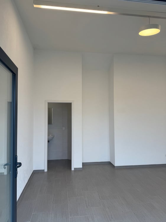 Local lumineux de 5 m² à louer au Bouveret ! 8