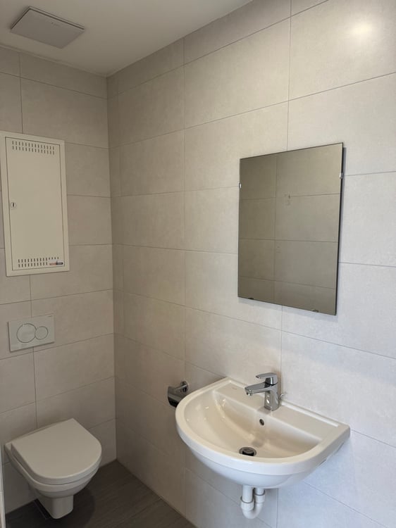 Local lumineux de 5 m² à louer au Bouveret ! 9