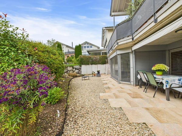 STILVOLLES ZWEIFAMILIENHAUS MIT GARTENWOHNUNG UND MAISONETTE 1