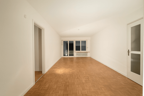 SONNIGER BALKON MIT BLICK INS GRÜNE 2