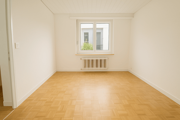 SONNIGER BALKON MIT BLICK INS GRÜNE 3