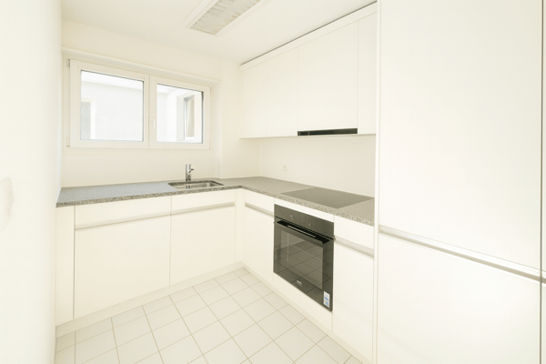 SONNIGER BALKON MIT BLICK INS GRÜNE 4