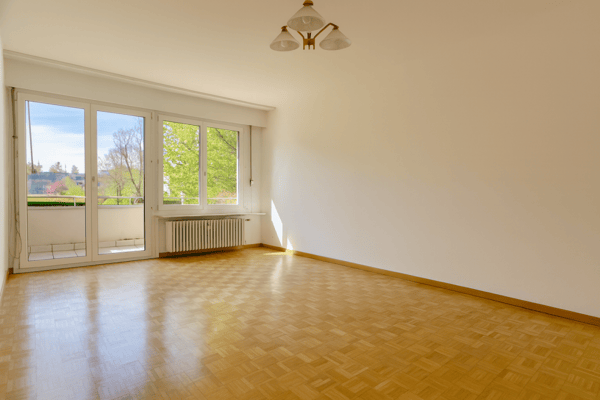 SONNIGER BALKON MIT BLICK INS GRÜNE 2