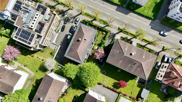 SONNIGER BALKON MIT BLICK INS GRÜNE 7