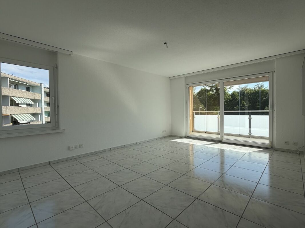 MODERNES WOHNEN MIT VERGLASTEM BALKON UND BLICK INS GRÜNE
