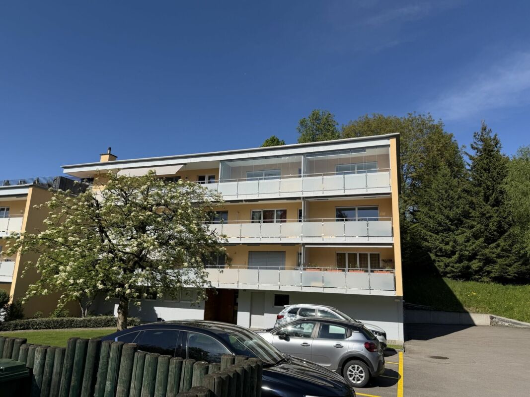 MODERNES WOHNEN MIT VERGLASTEM BALKON UND BLICK INS GRÜNE