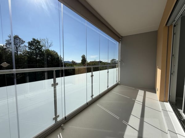 MODERNES WOHNEN MIT VERGLASTEM BALKON UND BLICK INS GRÜNE 1