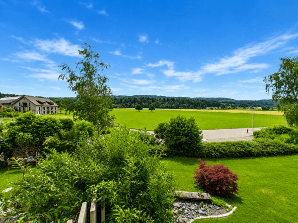 SONNIGER BALKON MIT WEITSICHT INS GRÜNE