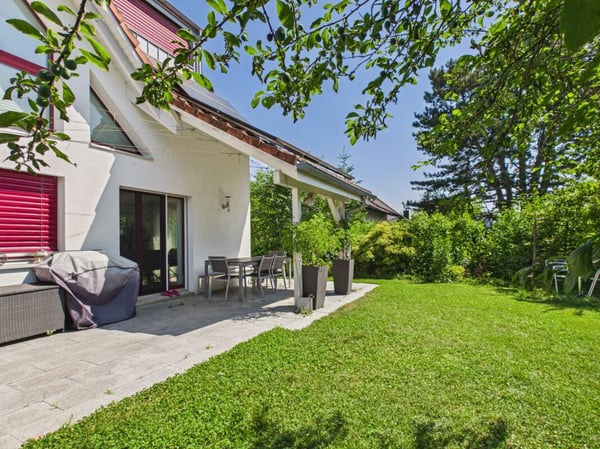 FAMILIENFREUNDLICH MIT SONNIGEM GARTEN AM ENDE EINER SACKGASSE 2