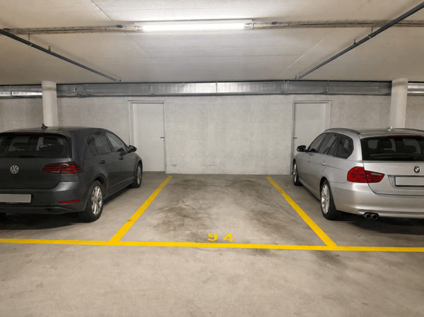 GROSSER TIEFGARAGENPARKPLATZ AN ZENTRALER LAGE