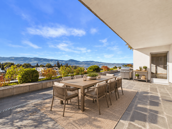 UNVERBAUBARE PANORAMASICHT ÜBER DEN ZÜRICHSEE