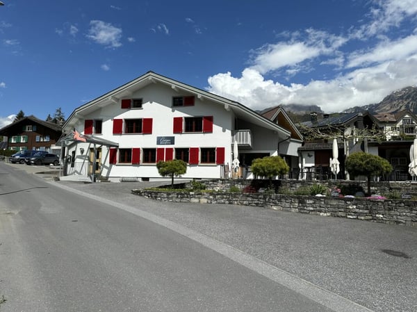 Liegenschaft an sonniger Lage mit bezauberndem Blick in die Glarner Bergwelt! 3