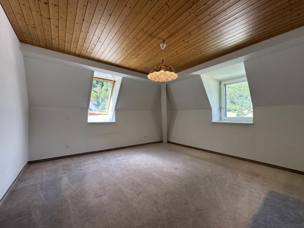 6 Zimmer Dachwohnung direkt beim Bahnhof Linthal 8