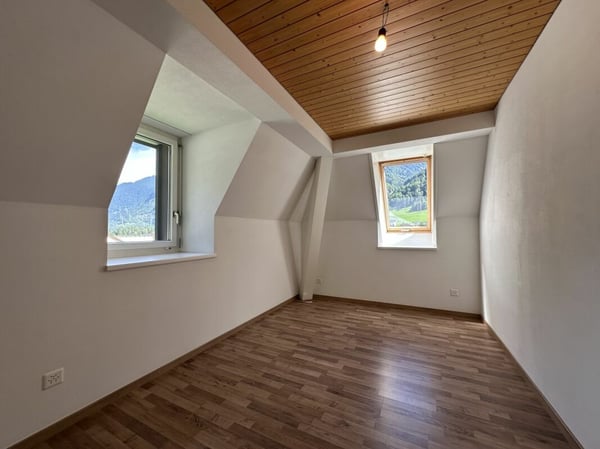 6 Zimmer Dachwohnung direkt beim Bahnhof Linthal 9