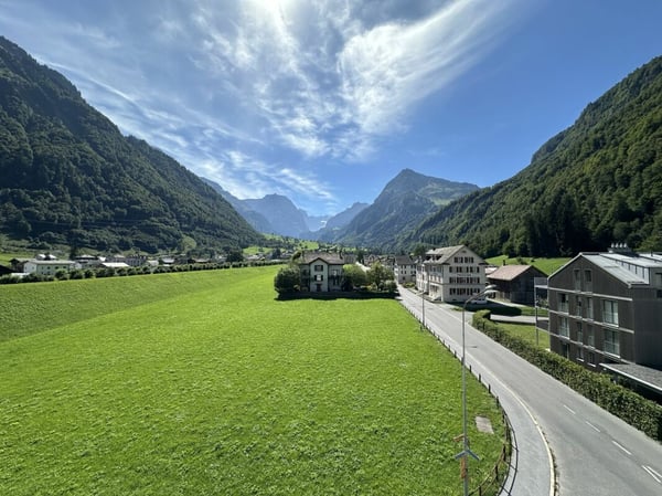 6 Zimmer Dachwohnung direkt beim Bahnhof Linthal 7