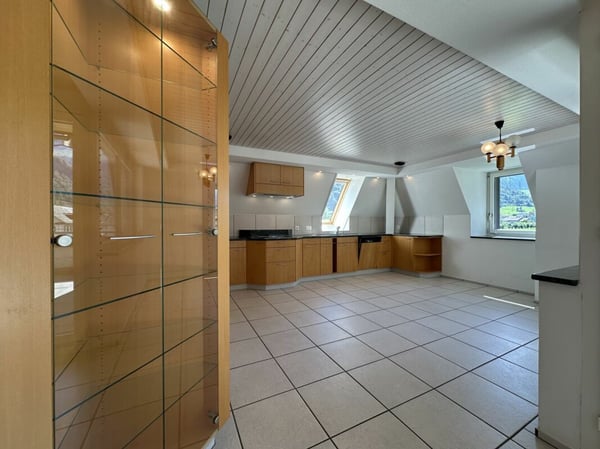 6 Zimmer Dachwohnung direkt beim Bahnhof Linthal 3