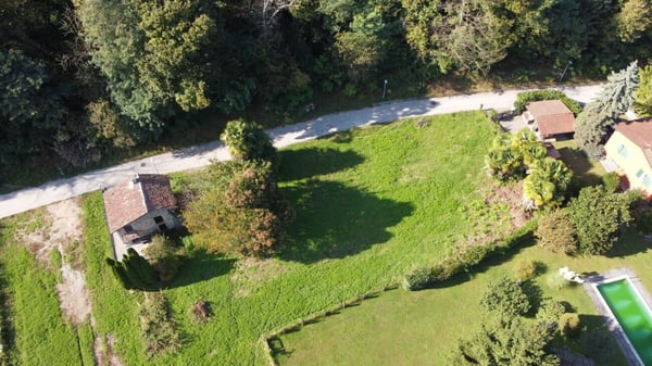 Terreno edificabile con accesso diretto dalla strada 4