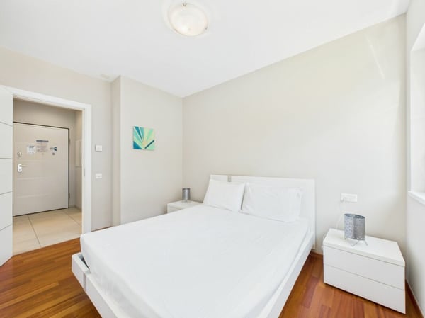 1.5 locali in posizione centrale, già ammobiliato con doppi servizi 9