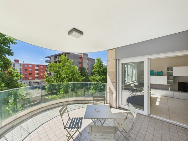 1.5 locali in posizione centrale, già ammobiliato con doppi servizi 2