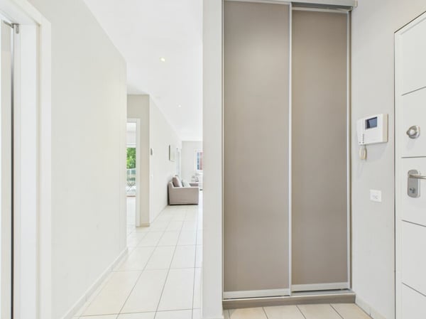 1.5 locali in posizione centrale, già ammobiliato con doppi servizi 12