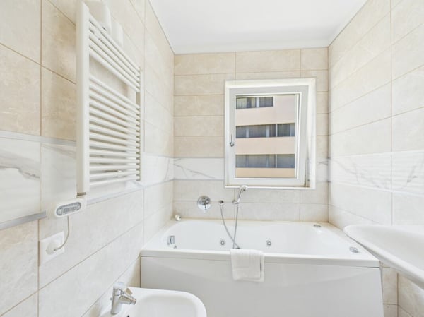 1.5 locali in posizione centrale ammobiliato con doppi servizi 10