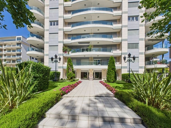 1.5 locali in posizione centrale ammobiliato con doppi servizi 12