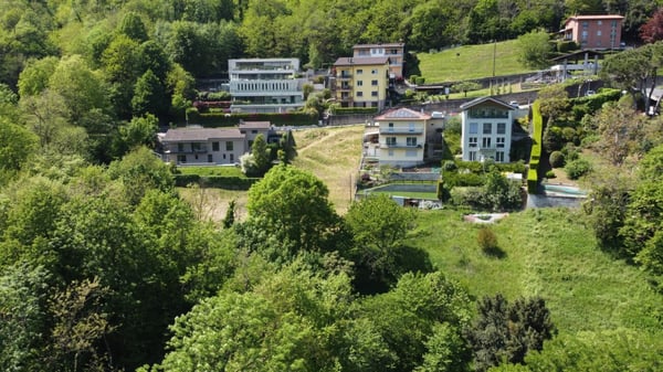 Nuovo prezzo! Montagnola in vendita generoso terreno edificabile con vista aperta sulle montagne 5