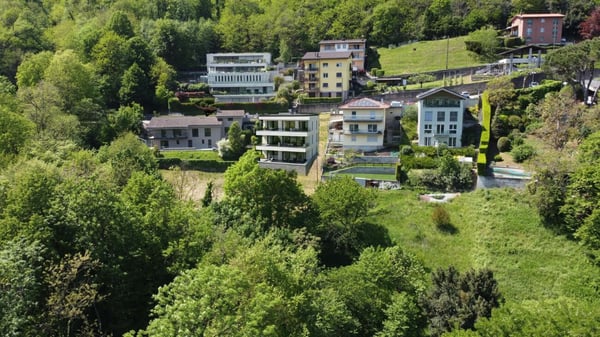 Nuovo prezzo! Montagnola in vendita generoso terreno edificabile con vista aperta sulle montagne 1