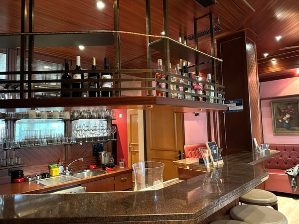 Charmantes Restaurant mit Terrasse und neuer Küche 8